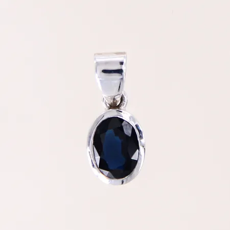 Hänge med troligen syntetisk safir, 14x6mm ink ögla, vitguld 18K.  Vikt: 1,3 g