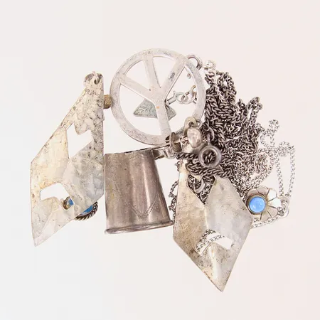 Silversmycken, med stenar, fingerborg, buckliga, skeva, udda, defekta, silver 830-925/1000 Vikt: 19,9 g