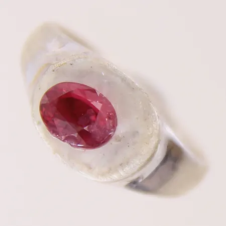 Klackring med limmad röd sten, stl: 18, bredd 2,4-9,8mm, GHA, silver 925/1000.  Vikt: 4,2 g