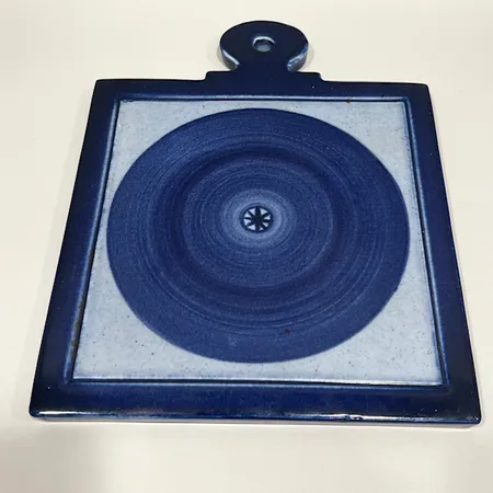 Skärbräda Gustavsberg, kvadrat, Karin Björqvist, porslin, 29,5x22,5cm, åldersbetingat slitage.  Vikt: 0 g Skickas med postpaket.