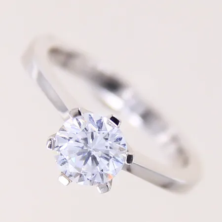 Ring med vit sten, stl: 16½, bredd 2,5-8mm, vitguld 18K.  Vikt: 4,5 g