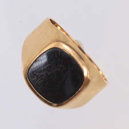 Klackring med svart sten stl 19¾ bredd 3-14mm, repig, RGAB (Rahlens Guldsmeds Ab) Borås 1961, 18K Vikt: 7,1 g