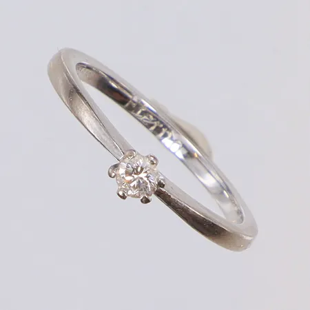 Ring i vitguld med 1xca0,10ct stl 16½ bredd 1-4mm, gravyr, GHA 18K Vikt: 2,5 g