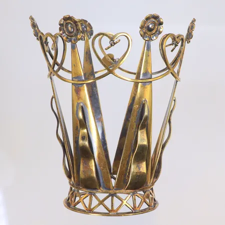 Brudkrona med hängande hjärtan och stiliserade blommor, förgylld, Wahlberg Aktiebolag, Gävle 1950, höjd 10cm, slitage, mindre bortfall av förgyllning, silver. Visas hos Pantbanken Östermalm, Storgatan 8, Stockholm. Vikt: 113,8 g