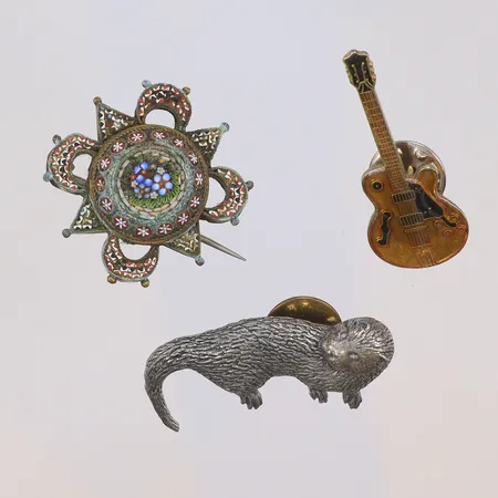 3st Pins/Brosch, Gitarr med emalj, gulmetall, Utter i tenn, Brosch i Pietra Dura, Italien omkring år 1900 (defekt låsögla), bredd 15-37mm 