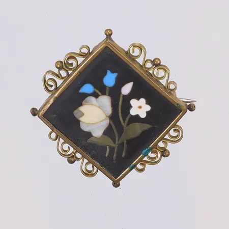 Brosch i gulmetall med mikromosaik s.k. "Pietra Dura" i form av blommor, Italien troligen 1800-talets slut, liten spricka, 34x34mm  Vikt: 0 g
