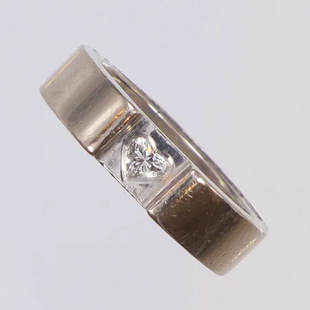 Ring i vitguld med hjärtslipad diamant 1xca0,18ct stl 18¾, ALE (Guldsmed Bengt Molander) Göteborg, 18K Vikt: 14,8 g