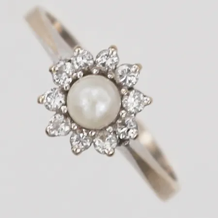 Ring med diamanter 10 x cirka 0,01ct samt odlad pärla, stl: 16¼, bredd: 1,5-9mm, 18K vitguld. Vikt: 2,2 g