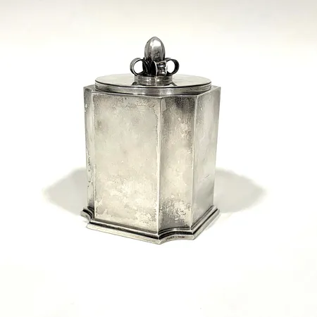 Cigarettburk, Erik Fleming för Atelier Borgila, Stockholm 1951, stram form med avfasade hörn och löst lock, höjd 11,5cm, 925/1000 silver. Vikt: 361,6 g