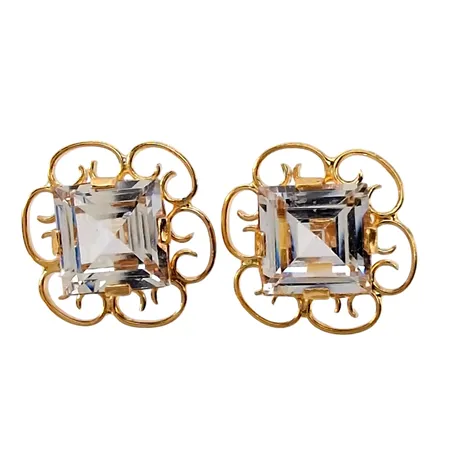 Örhängen, ett par, 18K guld, Bergkristaller 6x6 mm, örhängenas storlek 11 x 11 mm, originalploppar med tillverkarstämpel KP, mycket fint skick, stenar utan anmärkning Vikt: 2,3 g