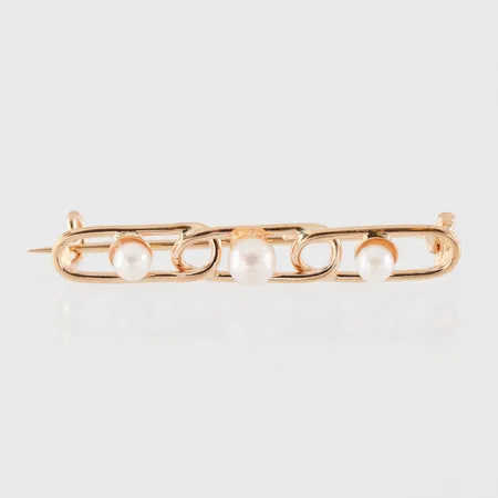 Brosch med 3 st pärlor, längd ca 35 mm, 18k. Vikt: 2,2 g