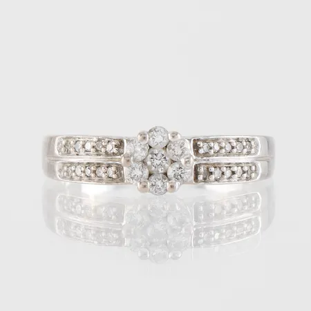 Ring vitguld med diamanter 27st totalt enligt inskription 0,25ct, stl 16 mm, bredd 2.1-5.2 mm, Guldfynd. 18k  Vikt: 3,7 g