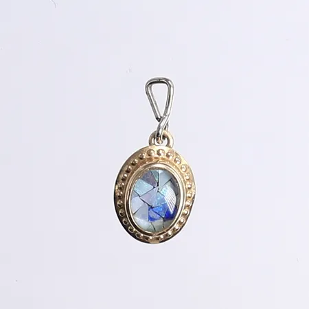 Hänge med blåskimrande sten troligen opal mosaik-triplett, 18x9mm inkl. ögla, ögla ej guld, 18K Bruttovikt: 0,6g Vikt: 0,6 g
