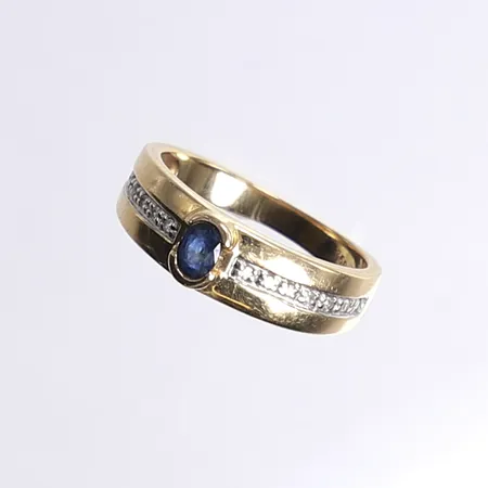 Ring med små diamanter samt blå sten möjligen safir, stl 16½, bredd 2,5-6mm, 18K Vikt: 3,4 g