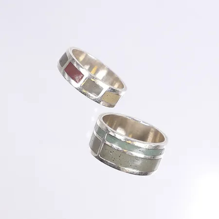 2 ringar med steninlägg, stl 18¼-18½, bredd 6-9mm, silver 925/1000 Vikt: 10,8 g