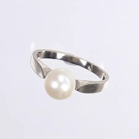 Ring med pärla, stl 16¾, bredd 2-7mm, vitguld, 18K Vikt: 2,8 g