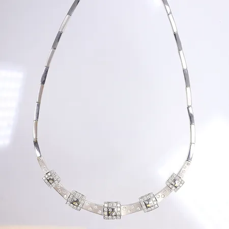 Halscollier med vita stenar, 44cm, bredd 3-12mm, vitguld, 14K, bruttovikt 26,6g Vikt: 26,6 g