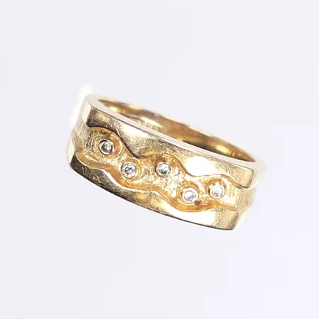 Ring med vita stenar, stl 17¼, bredd 3-7mm, tillv. Bengt Hallberg, Köping 1996, 18K Vikt: 7,4 g