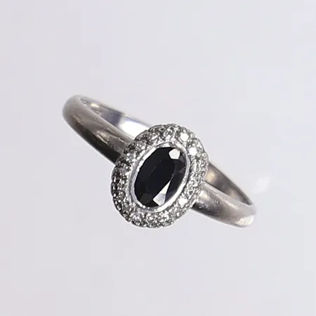 Ring med diamanter och safir, dia ca tot 0,10ct,  stl 19, bredd 2-10mm, vitguld, 18K Vikt: 3 g