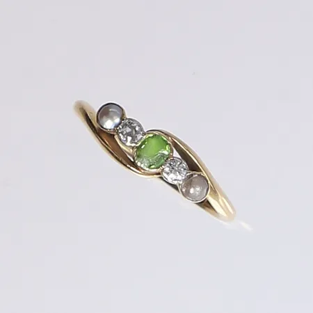 Ring med diamanter 2x ca 0,02ct, pärlor och grön sten, stl 16¾, bredd 1,5-5mm, nagg på grön sten, slitage, 21K  Vikt: 2,8 g