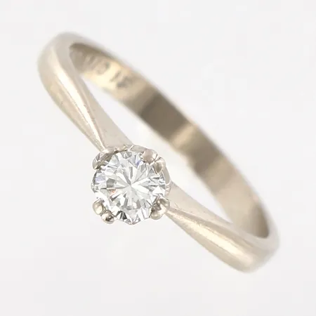 Ring vitguld med diamant 0,23ct, stl: 16,5, skenans bredd: 1-2,5mm, år 1988, GFAB, behov av omrodiering, 18K Vikt: 2,7 g