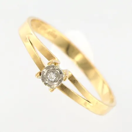 Ring med diamant ca 0,02ct, vitguldsfattning, stl: 16¾, bredd: 2-3mm, 18K,  Vikt: 1,4 g