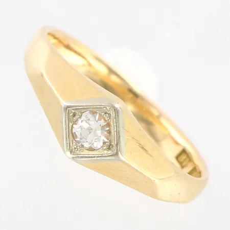 Ring med vit sten, stl: 18¾, bredd: 2,5-6,5mm, 18K  Vikt: 3,9 g
