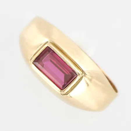 Ring med röd sten, stl 17¼, bredd 3mm, Ljungström Guldvarufabrik Ab 1963, gravyr, 18K Vikt: 2,5 g