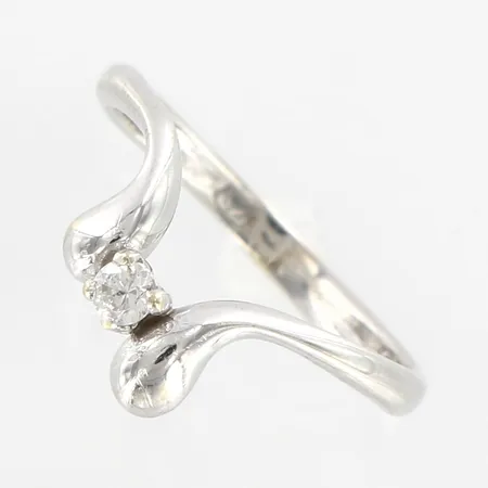 Ring med vit sten, stl 17, bredd 2,5-9mm, vitguld, 18K Vikt: 2,9 g
