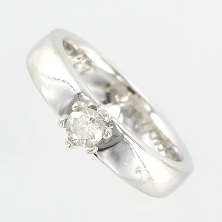 Ring med diamant 0,16 ct, stl 15¾, bredd 4-5mm, vitguld, i behov av rodiering, gravyr, 18K Vikt: 5,5 g