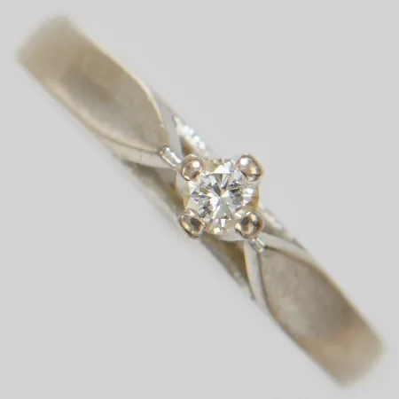 Enstensring med 1 diamant 0,07ct enligt gravyr, Ø16¼, bredd: 2,2-3,5mm, vitguld, 18K Vikt: 2 g
