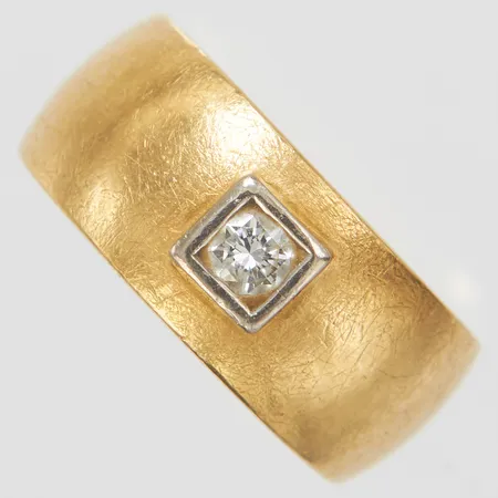 Ring med 1 diamant 0,18ct enligt gravyr, 15¾, bredd: 7,6-8,4mm, matterad yta, kupad insida, spricka i skenan, repig, Lyckoringen AB, 18K Vikt: 12,3 g