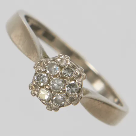Ring, åttkantslipade diamanter 7xca0,02ct, totalt 0,13ctv enligt gravyr, Ø16¾, bredd:1,5-6,5mm, vitguld, 18K. Vikt: 3,6 g