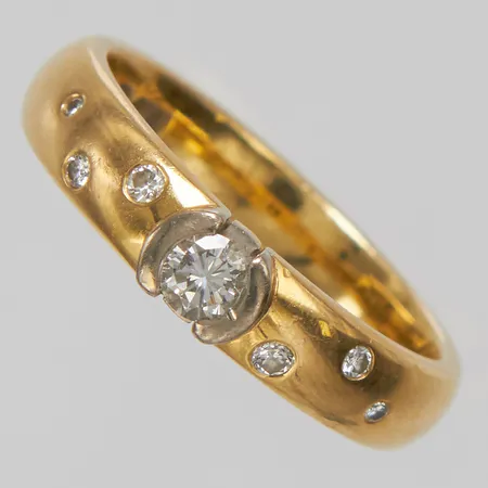 Ring, briljantslipade diamanter 1xca0,16 + 3xca0,02ct + 1xca0,01ct + 3xca0,005ct, Ø17½, bredd:4mm, Engelbert, Stockholm, personlig gravyr, 18K. Vikt: 6,5 g