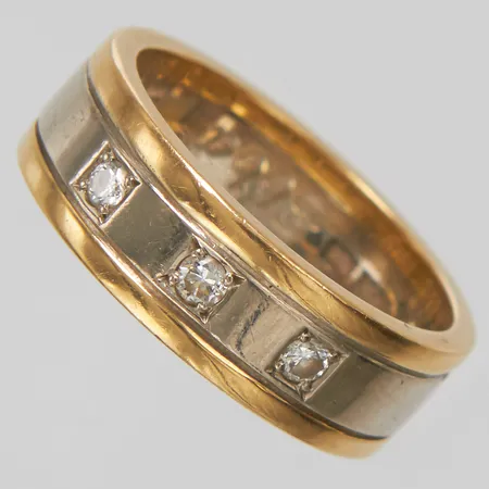 Ring med briljantslipade diamanter 3xca0,03ct, Ø17¼, bredd:6,5mm, Schmidts Guldsmide, Göteborg, personlig gravyr, 18K. Vikt: 8,7 g