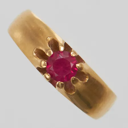 Ring med syntetisk rubin, Ø17½, bredd 3,5-5,5mm, år 1960,18K. Vikt: 4,3 g