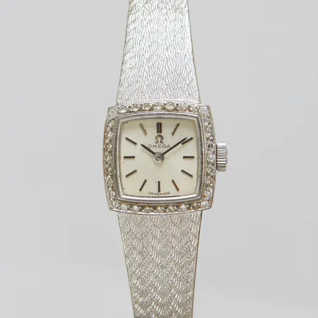 Damur Omega, 18K, manuell, mm, boettnr: 8214 B46343, Cal. 485, verknr: 28576424 ca 1969, diamanter 32 x ca 0,01ct, integrerad länk, 18K. Vikt: 36,5 g