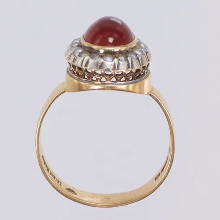 Ring med karneol samt äkta pärlor, infattade i silver, stl: 20½, Albrechtssons Guldsmedsaffär, signerad Albrecht, Lund 1967, 18K guld,  Vikt: 7,7 g