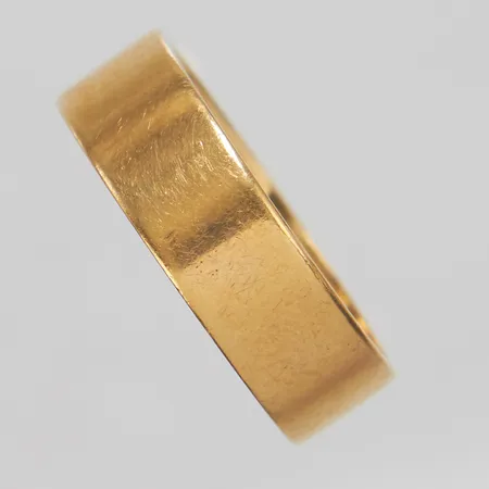 Ring, slät, Ø17¼, bredd: 5,6-5,8mm, personlig gravyr, repig, svenska stämplar, 18K Vikt: 5,5 g