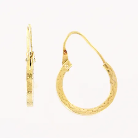 Ett par örhängen, mönster, 19x14mm, bredd 1,5mm, skeva, 18K.  Vikt: 1,1 g