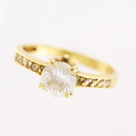 Ring, vita stenar, stl 18¾, bredd 2-6mm, slitage, ojämn skena, 18K.  Vikt: 3,3 g