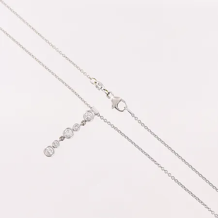 Collier, diamanter 5st totalt 0,29ctv enligt gravyr, 38cm, bredd 1mm, integrerat hänge 24x4mm, vitguld, 18K.  Vikt: 4 g