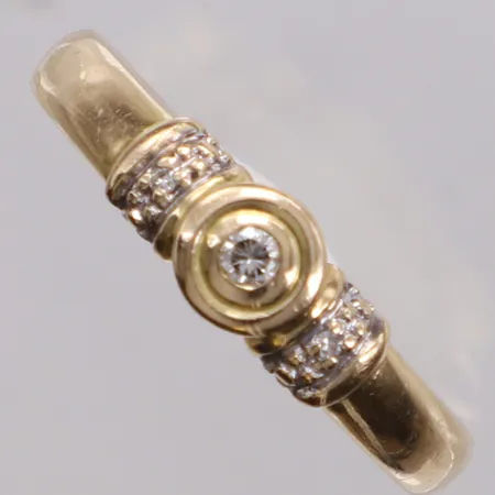 Ring med diamanter 1xca0,03ct+2xca0,005ct, Ø18, bredd: 2-4,9mm, GFAB, 18K Vikt: 1,9 g