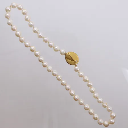 Pärlcollier, odlade pärlor, längd: 41cm, bredd: 6,8mm, lås i 18K med en briljantslipad diamant 0,02ct enligt gravyr, smärre slitage på pärlorna, behöver träs om, bruttovikt: 30,4g Vikt: 30,4 g