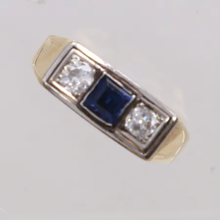 Ring med carréslipad safir samt gammelslipade diamanter 2xca0,23ct, stl 18¾, bredd: 3,3-6,9mm, små nagg på safir samt diamanter, 18K Vikt: 6,6 g