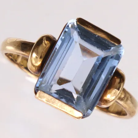 Ring, blå sten, Ø17¾, bredd: 1,8-11,9mm, 18K Vikt: 4,2 g