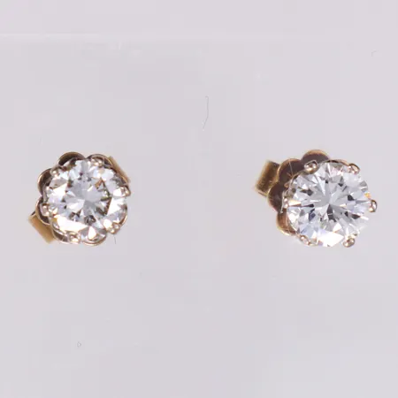 Ett par örhängen med diamanter 1xca0,47ct, 1xca 0,55ct, ca W/SI, Ø5,4mm, stift, rödguld/vitguld 18K Vikt: 2 g