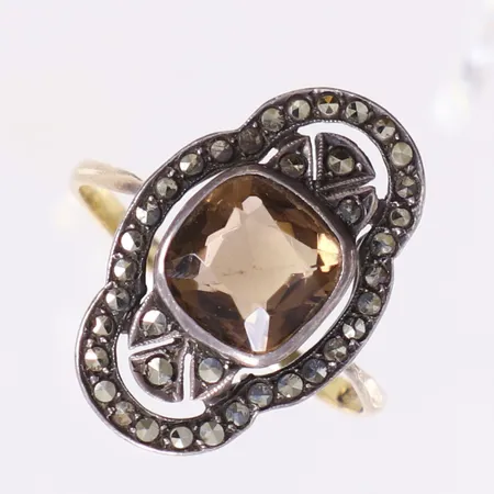 Ring med rökkvarts och markasiter, Ø17¼, bredd: 1,6-20,5mm, skena i 18K, fattning i silver. Bruttovikt 3,3g Vikt: 3,3 g