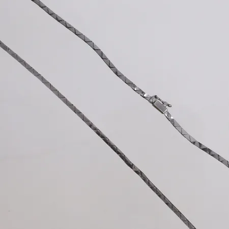 Collier, längd 43,5cm, bredd 2,6mm, defekt i länk, 925/1000 silver Vikt: 17,3 g
