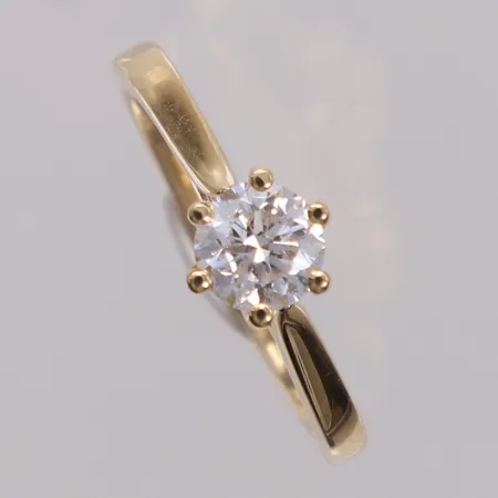 Ring med briljantslipad diamant 0,75ct enligt gravyr, ca W/VS, stl 17½,  bredd: 2,2-6,9mm, GHA, 18K Vikt: 3,7 g